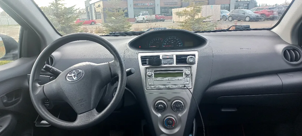 Toyota Yaris - Black Sedan image indicator(2)