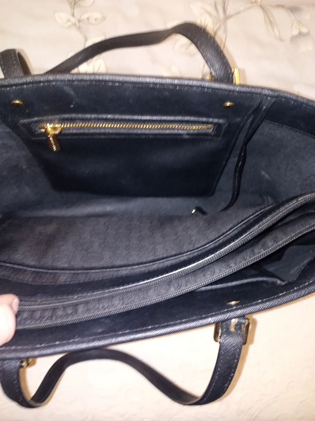 Michael Kors Black Purse image indicator(4)