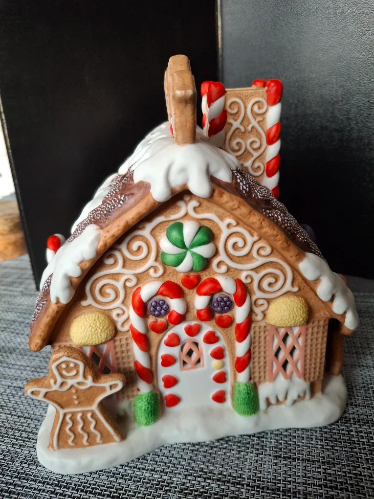 Gingerbread House Ceramic Candle Holder image indicator(5)