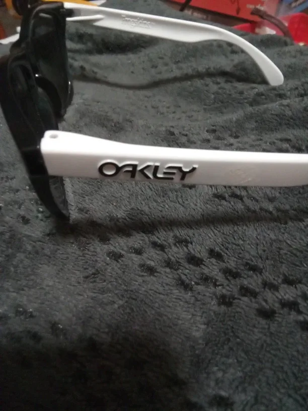 Oakley Polarized Frogskins Sunglasses - Black/White image indicator(4)