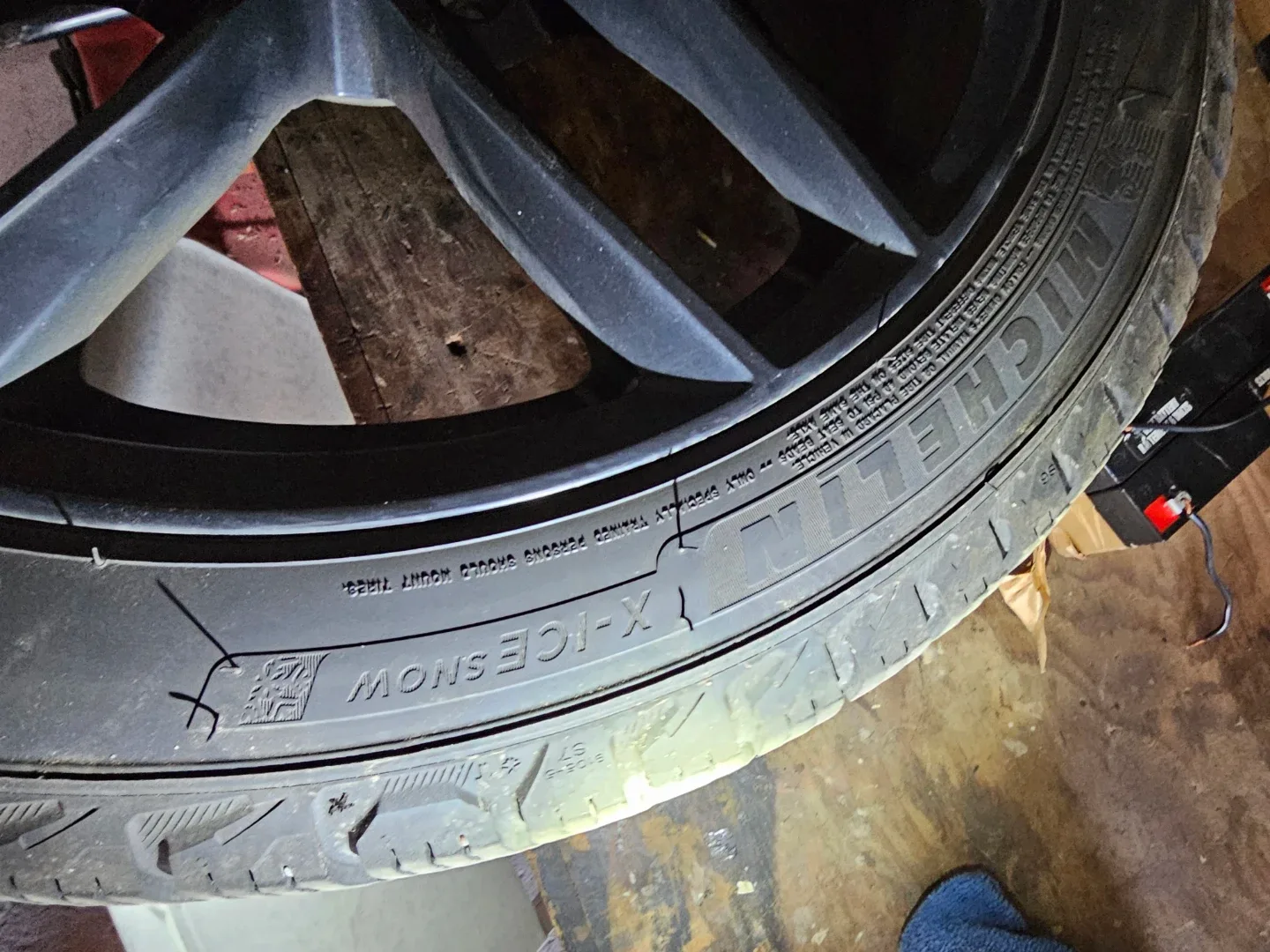 Michelin X-Ice Snow Winter Tires with black rims  225/45/17 94H image indicator(3)