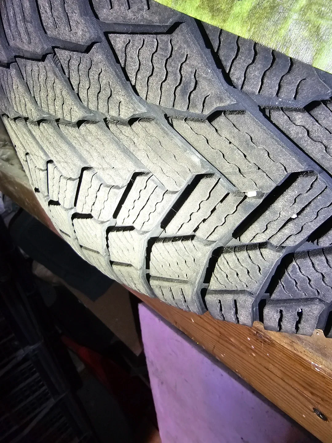 Michelin X-Ice Snow Winter Tires with black rims  225/45/17 94H image indicator(4)