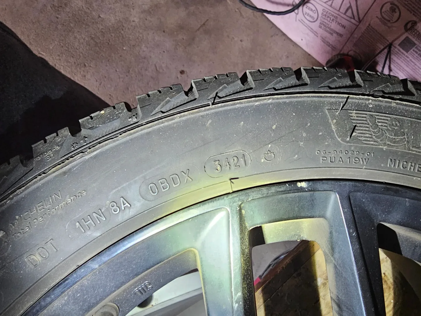 Michelin X-Ice Snow Winter Tires with black rims  225/45/17 94H image indicator(6)