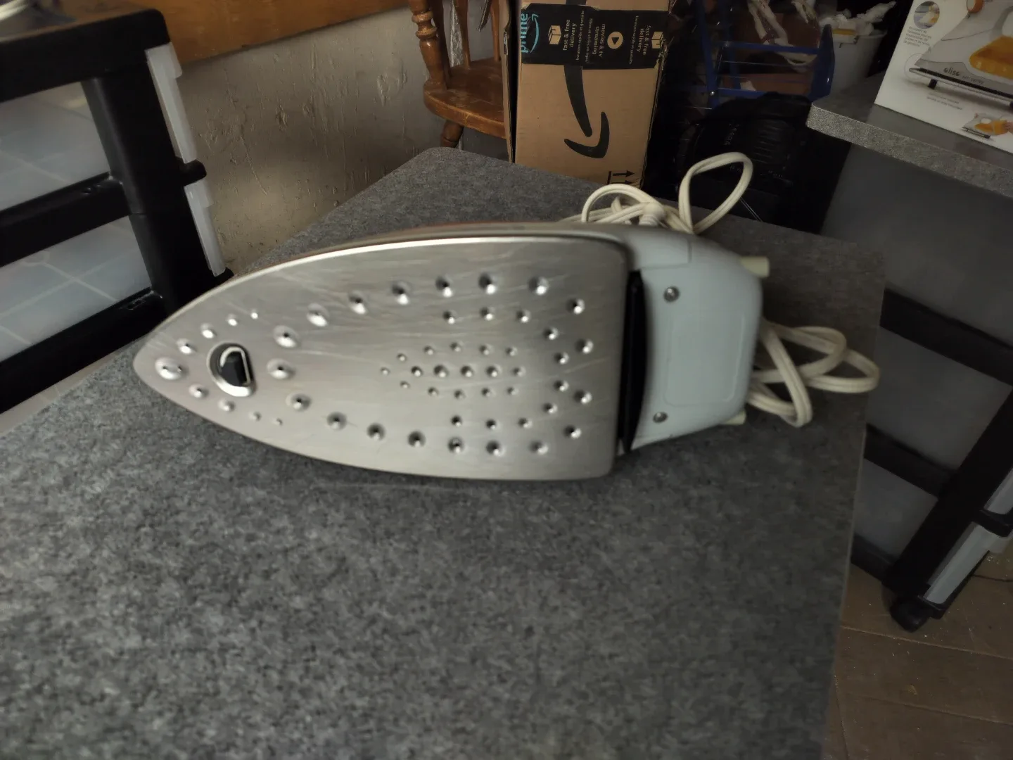 Oliso Pro-Series Smart Iron with Auto-Lift image indicator(2)