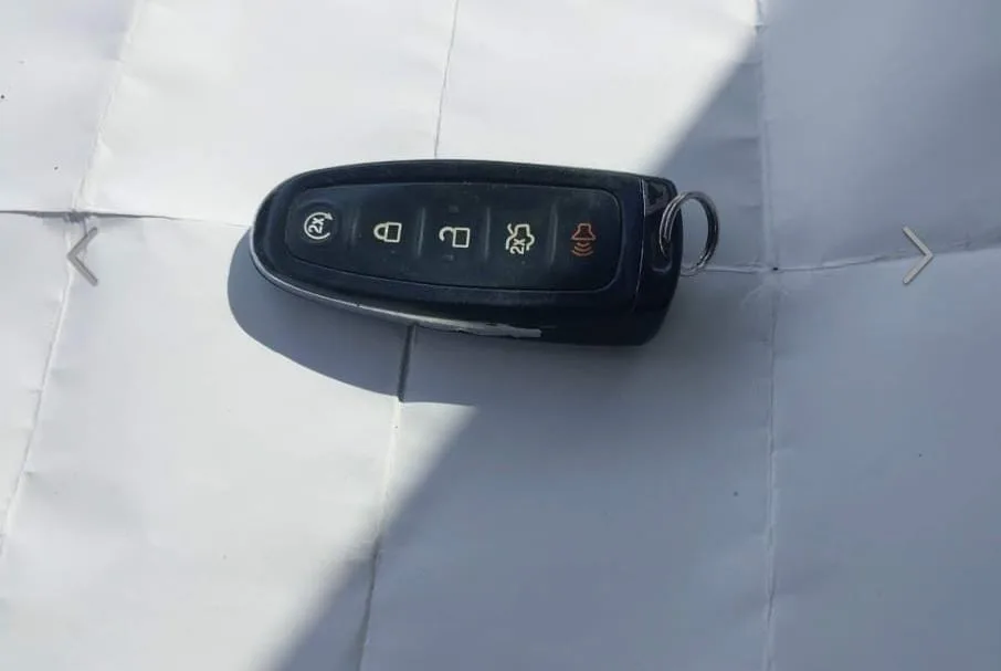 Ford Edge Silver SUV image indicator(2)
