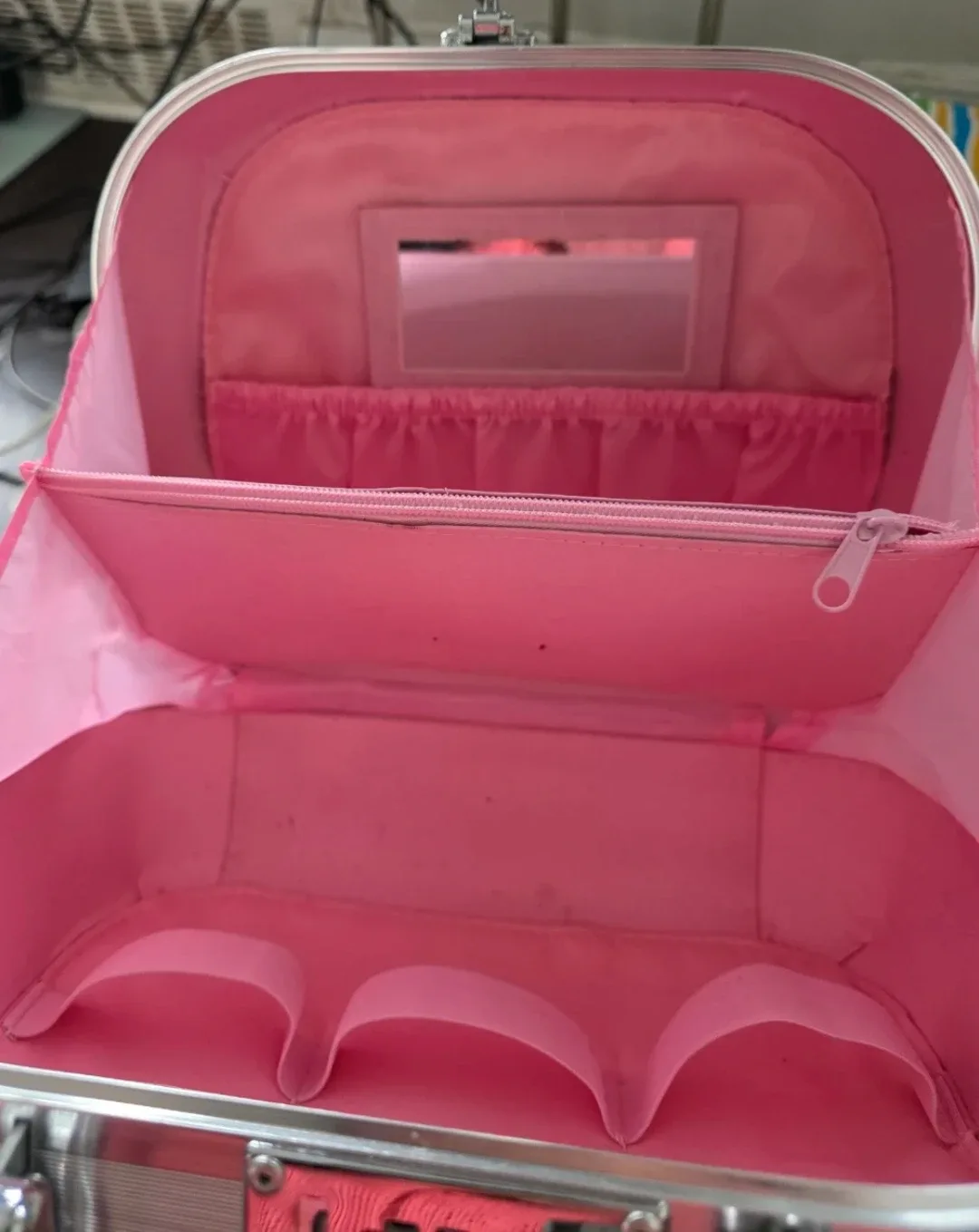 Vintage Gold Sparkly Makeup/Cosmetic Case with Lock image indicator(5)