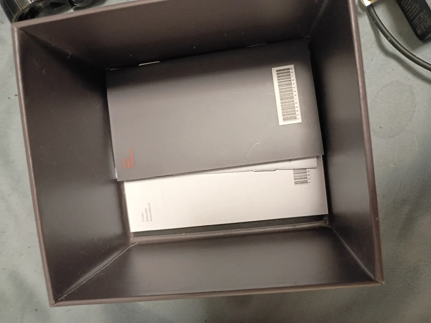 ASUS ZenWatch 2 - Box and Charger Included image indicator(3)