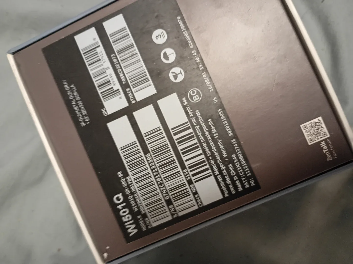 ASUS ZenWatch 2 - Box and Charger Included image indicator(5)