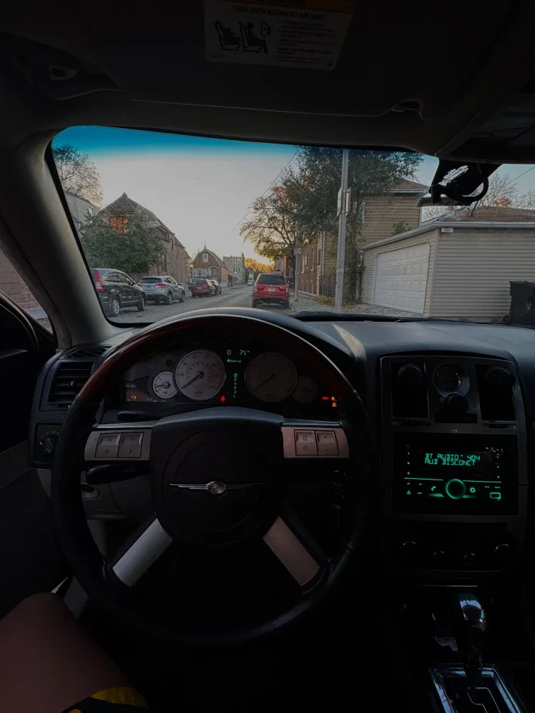 Chrysler 300 Sedan - Black image indicator(2)