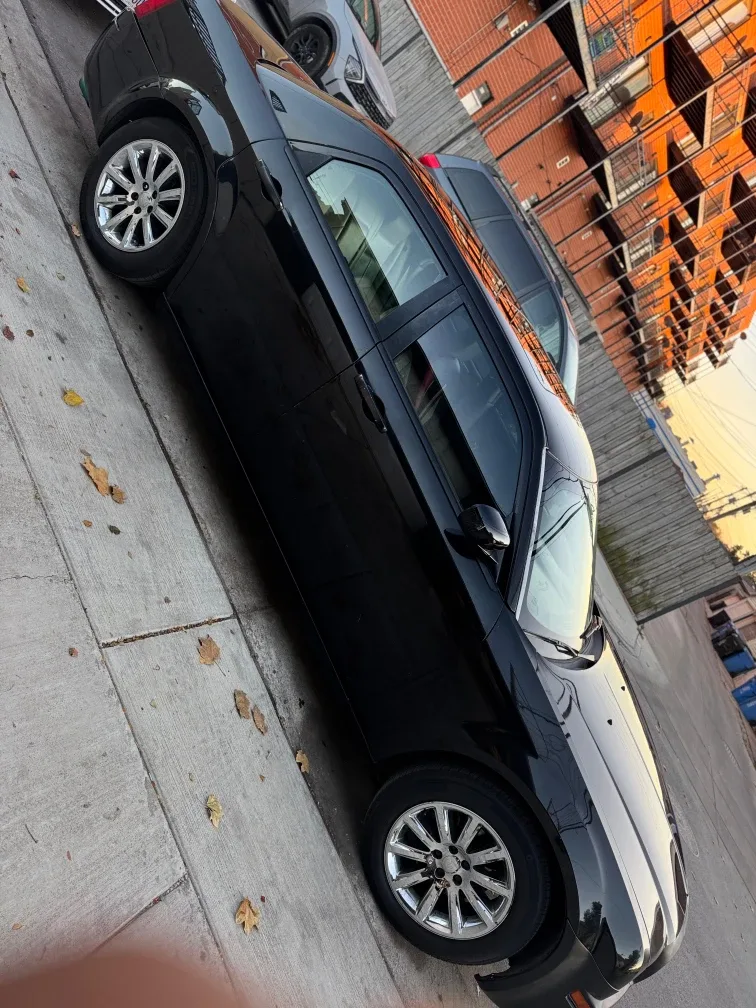 Chrysler 300 Sedan - Black image indicator(6)