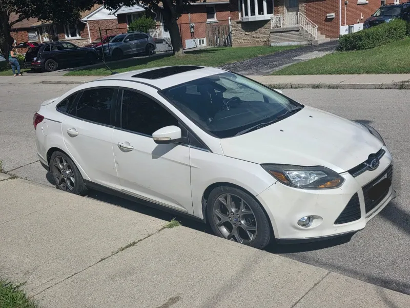 Ford Focus - White Sedan image indicator(2)