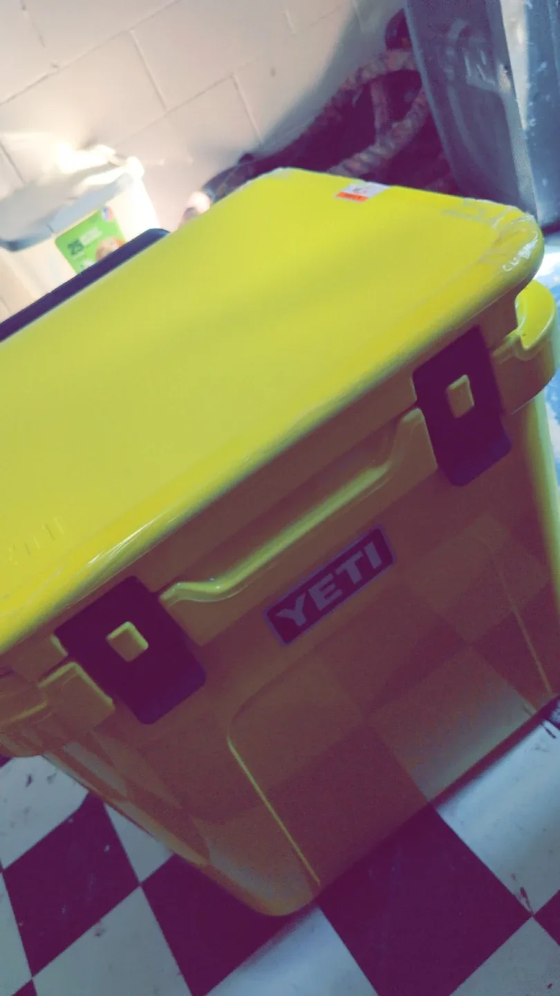 Yeti Roadie 48 Wheeled Cooler - Firefly Yellow image indicator(2)