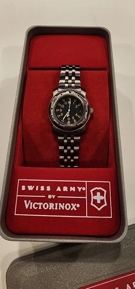 Vintage Victorinox Swiss Army Women’s Watch – NEW Old Stock - photo 5