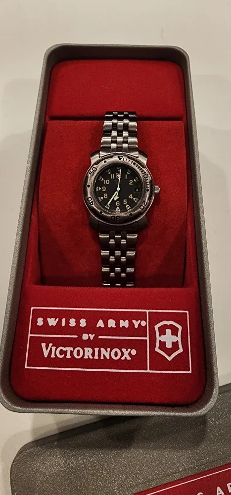Vintage Victorinox Swiss Army Women’s Watch – NEW Old Stock image indicator(5)