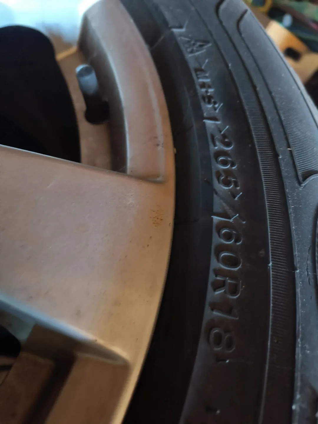 Set of 4 Tires 265/60R18 with rims image indicator(2)