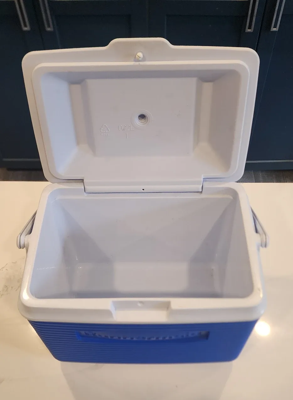 Rubbermaid Blue Cooler image indicator(3)