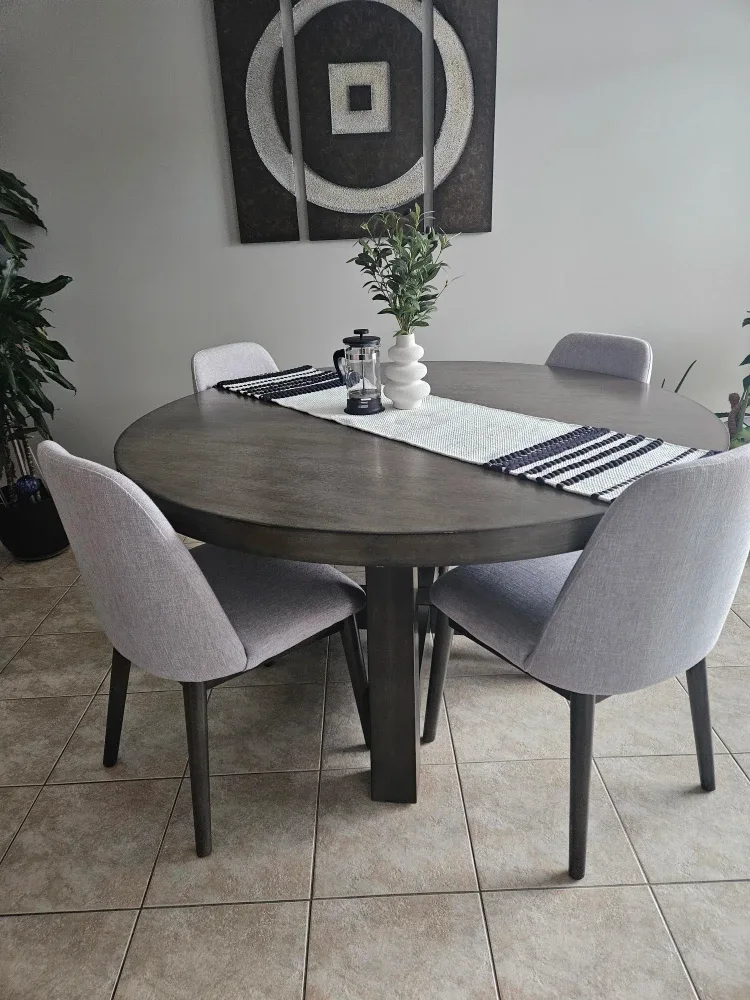 Round Dining Table with Four Chairs image indicator(2)