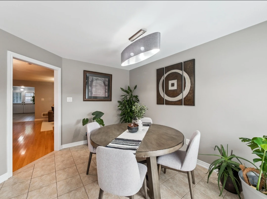 Round Dining Table with Four Chairs - photo 4