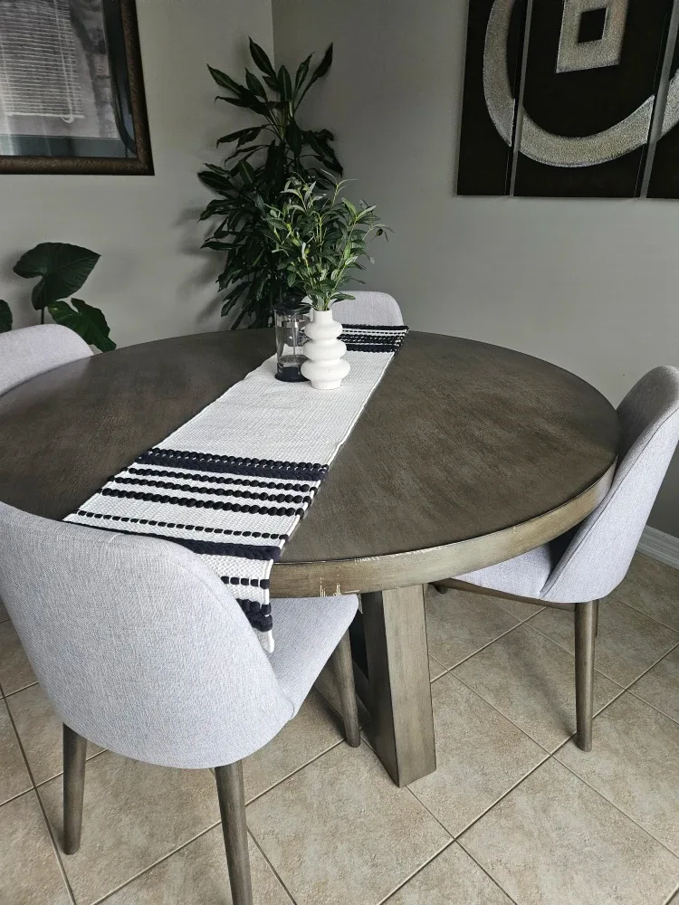 Round Dining Table with Four Chairs image indicator(5)