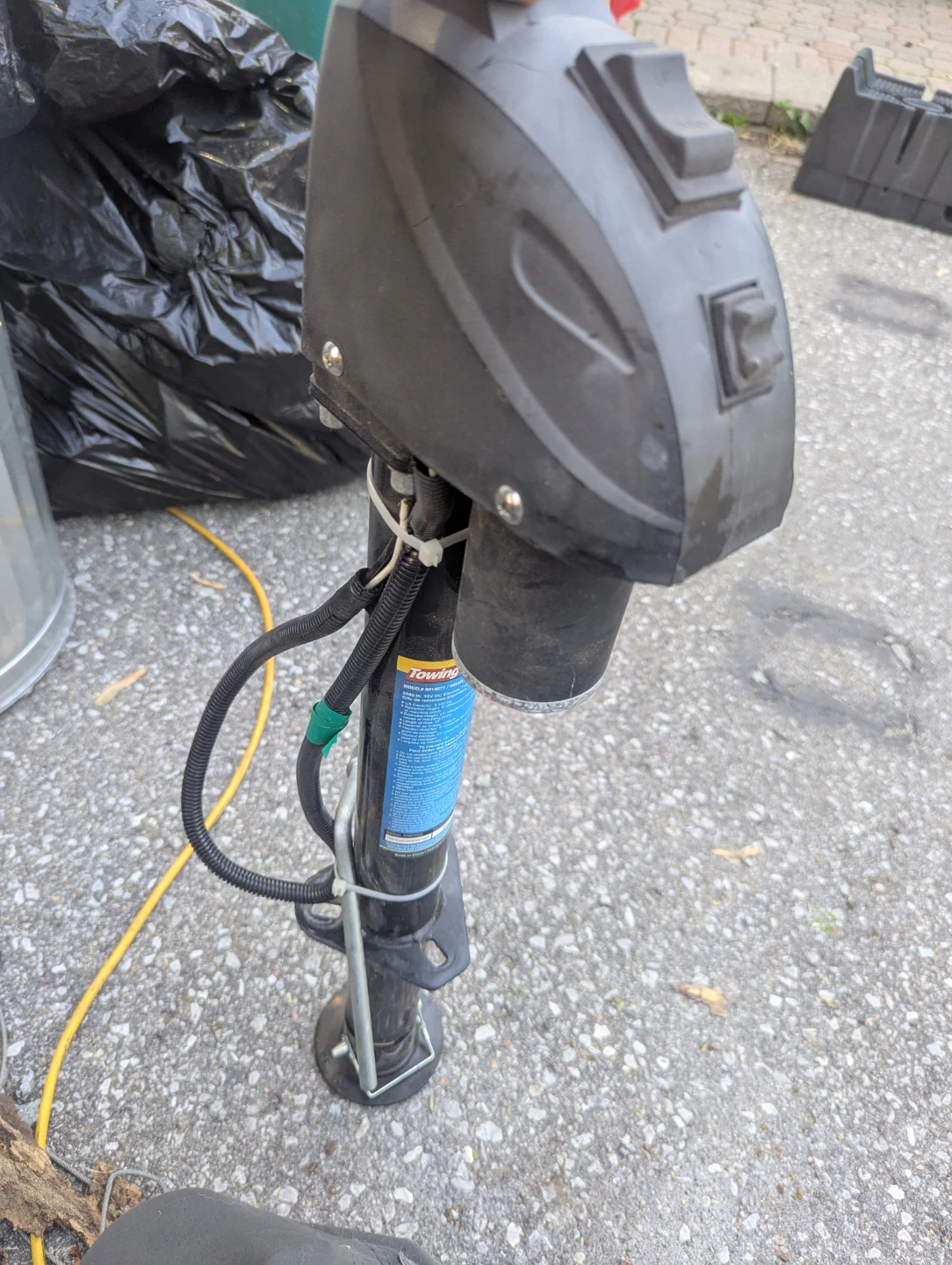 Towing Master 2500 lb Electric Trailer Jack - photo 2