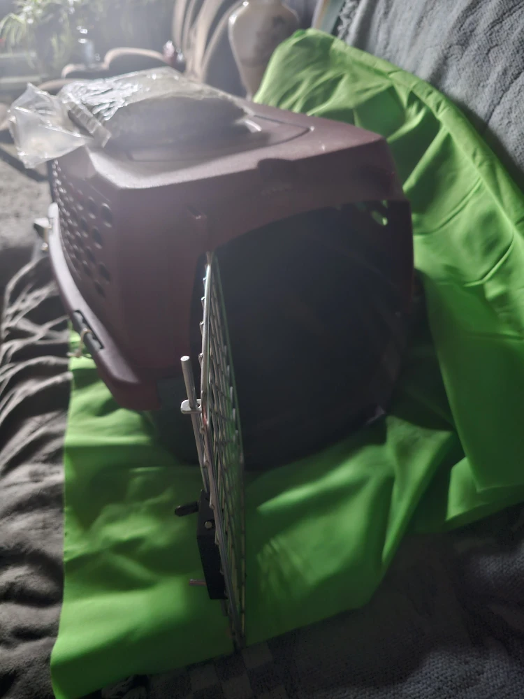 Cat cage with food. - photo 3