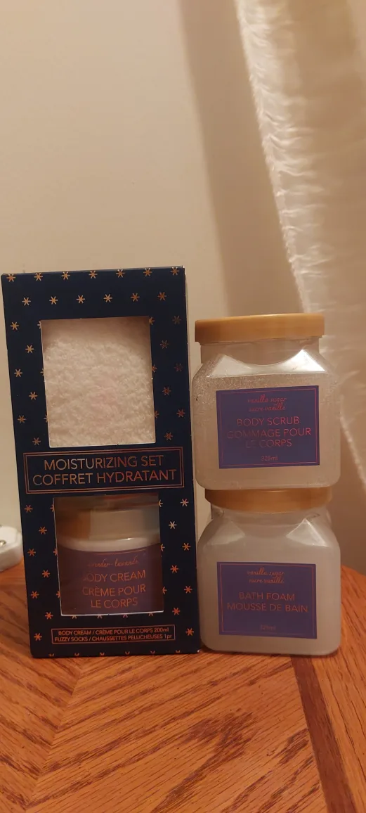 Moisturizing Set with Body Cream, Scrub, Bath Foam image indicator(2)