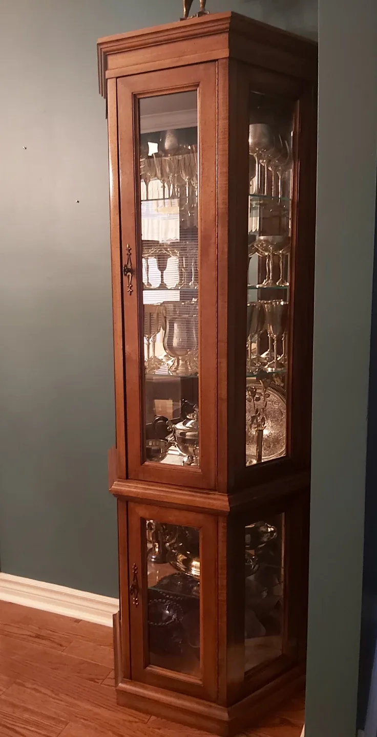 Curio cabinet,  lamps, China, silver, crystal image indicator(3)