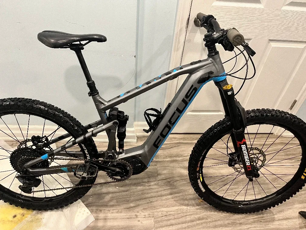 Focus eMTB with Shimano components