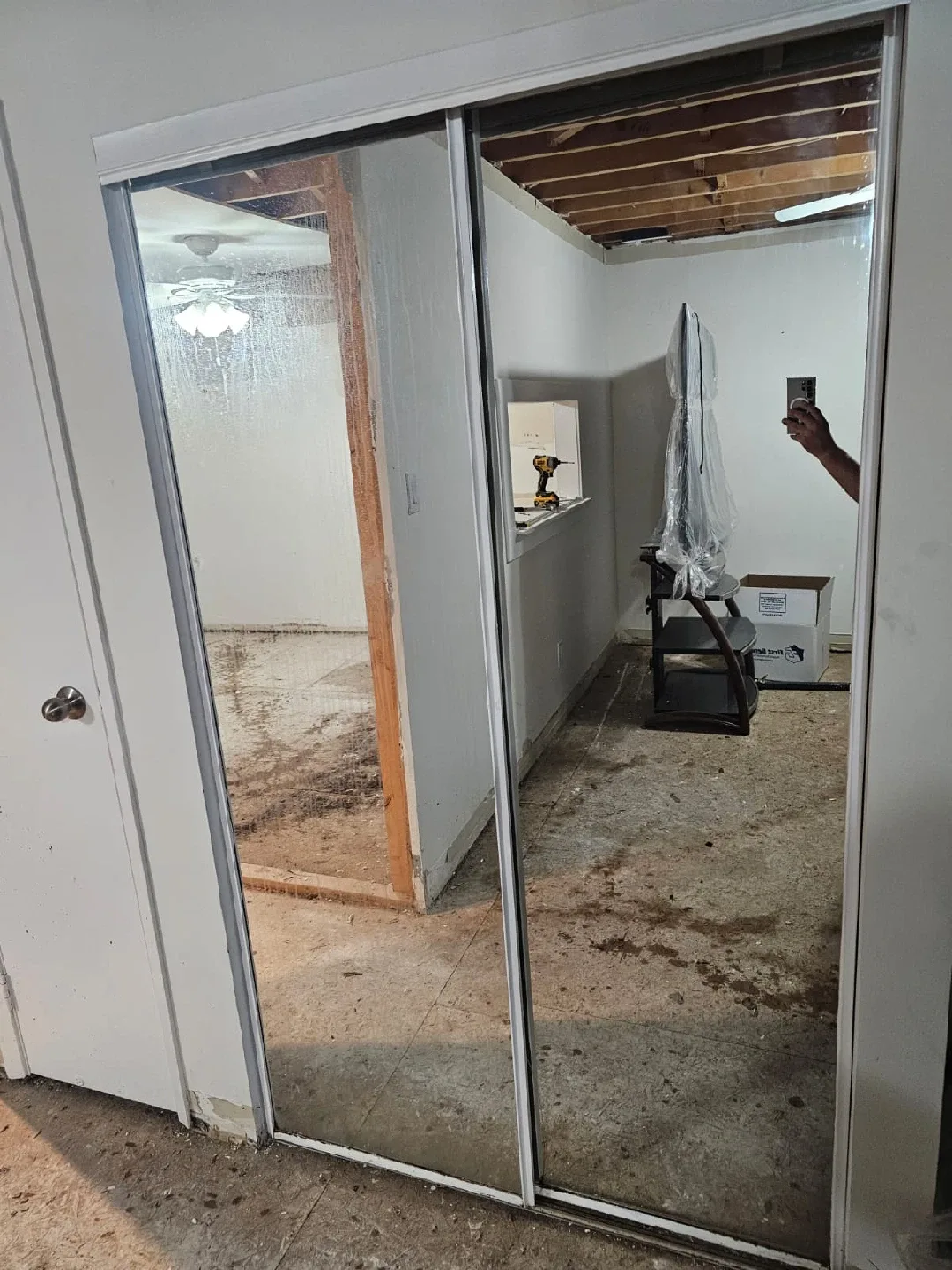 48x80 Sliding Closet Mirror image indicator(2)