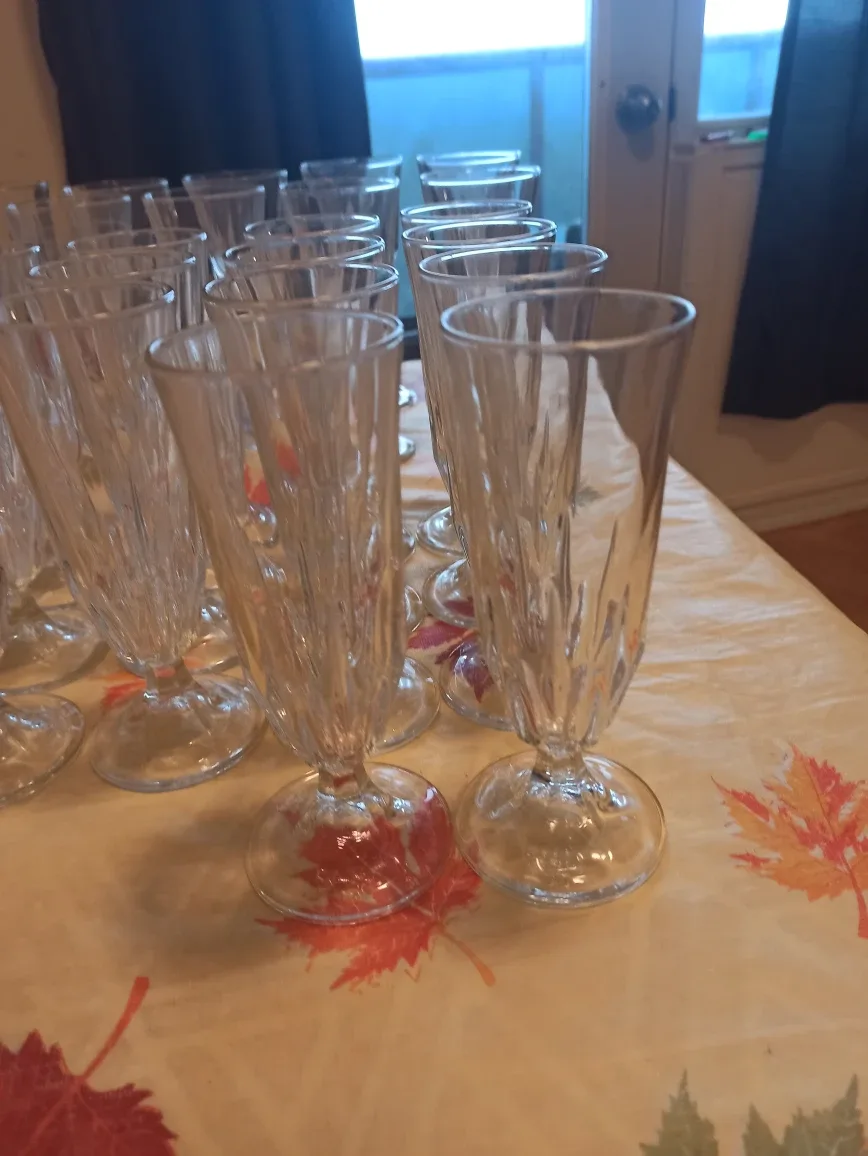 Set of 24 Assorted Clear Glass Drinkware image indicator(2)