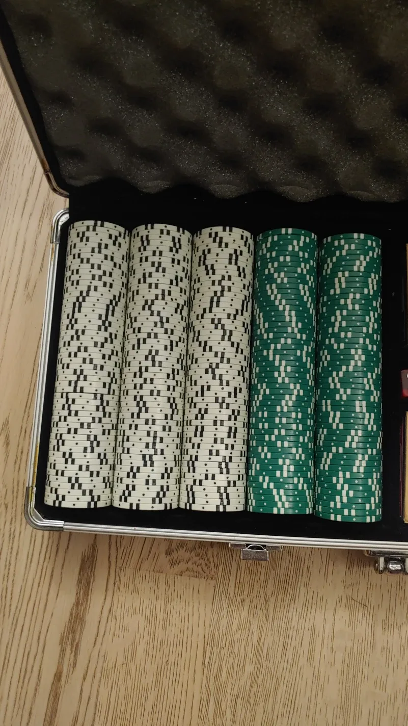 Poker Set with Bee Playing Cards image indicator(2)