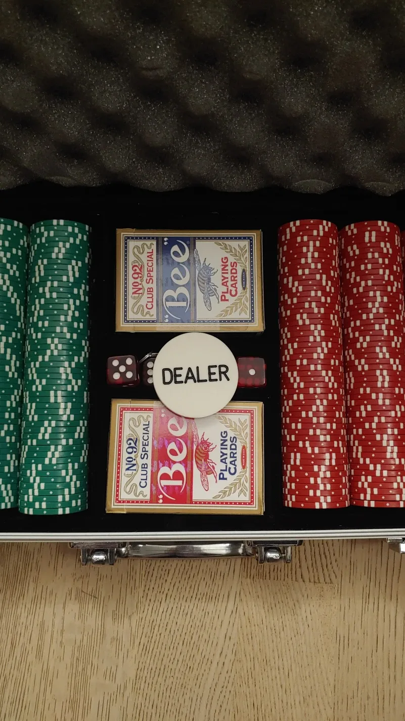 Poker Set with Bee Playing Cards image indicator(3)