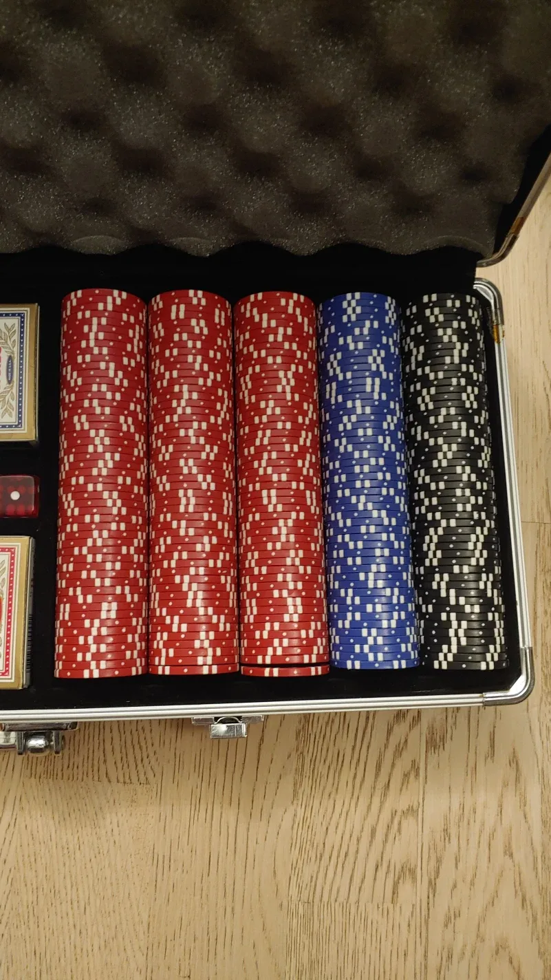 Poker Set with Bee Playing Cards image indicator(4)