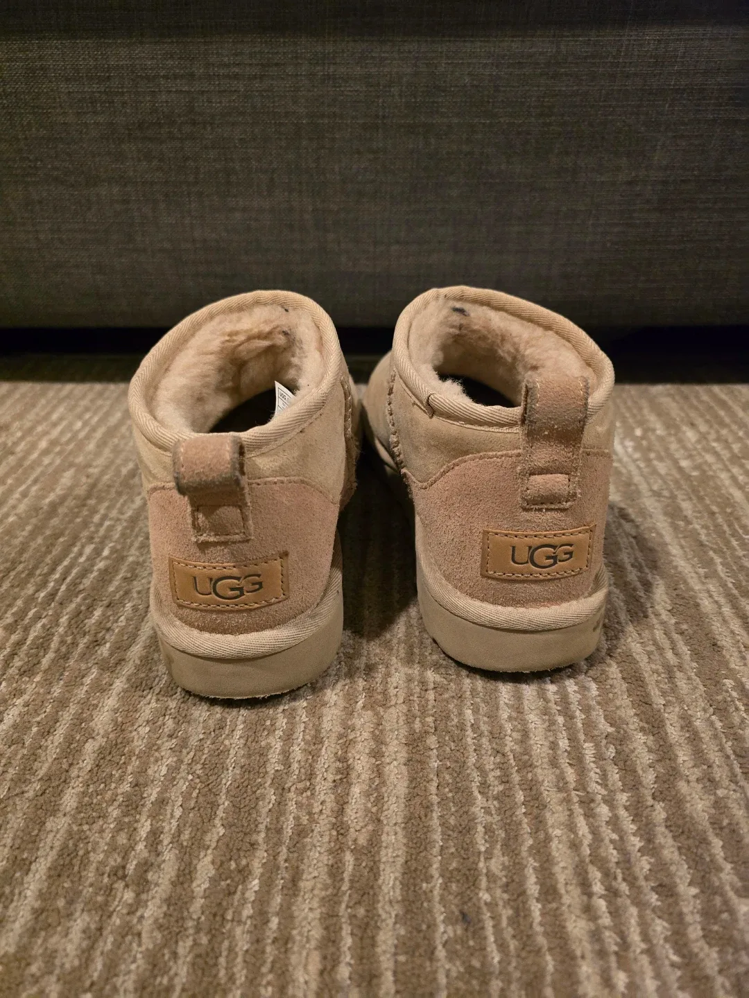 UGG Women's Classic Ultra Mini Boot Size 6 image indicator(2)