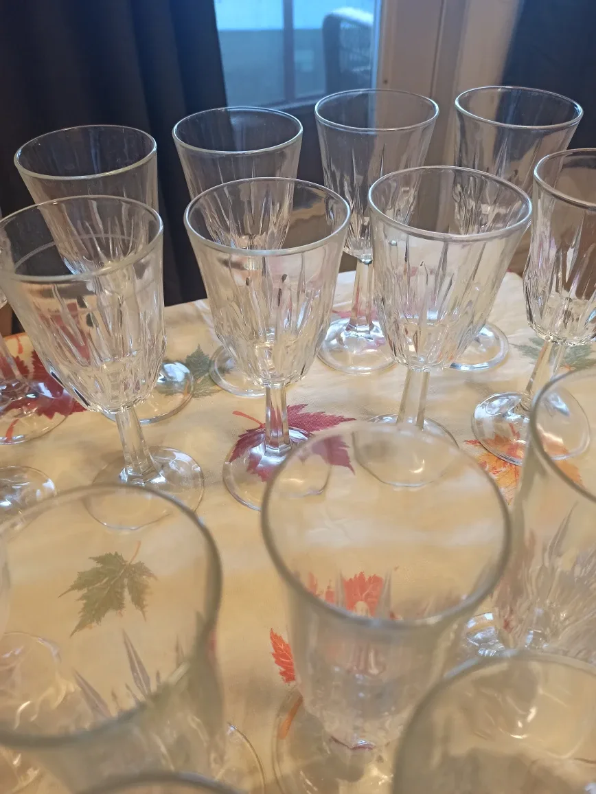 Set of 24 Assorted Clear Glass Drinkware image indicator(4)