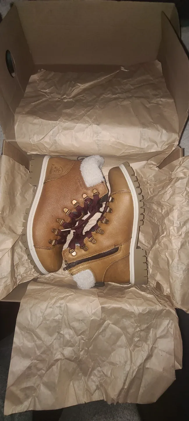 Kamik womans Brown Leather Boots image indicator(2)