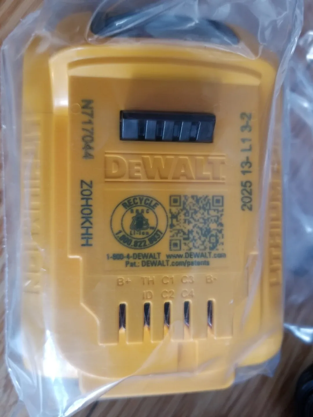 New DeWalt 20V MAX 2.0AH Battery & Charger image indicator(2)