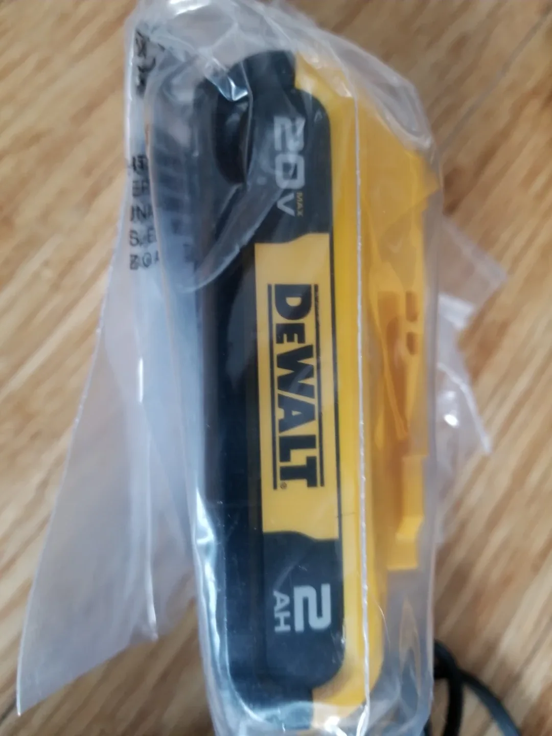 New DeWalt 20V MAX 2.0AH Battery & Charger image indicator(3)