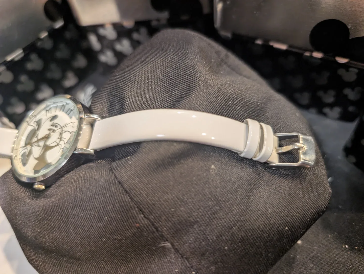 Mint vintage Disney Minnie Mouse Watch with Box image indicator(4)