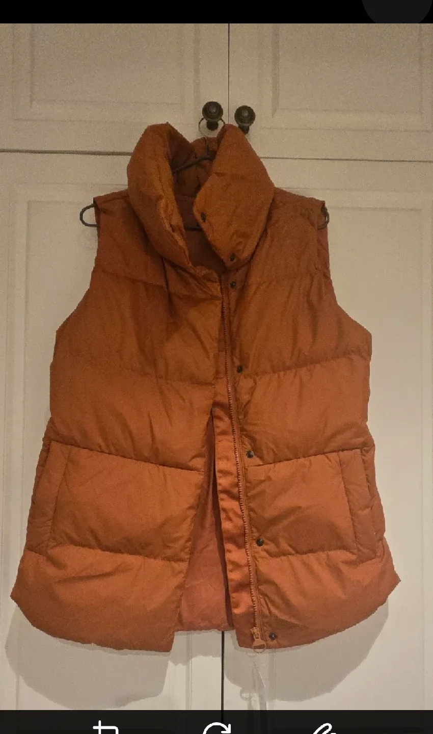 Athleta Puffer Vest - Size M image indicator(4)