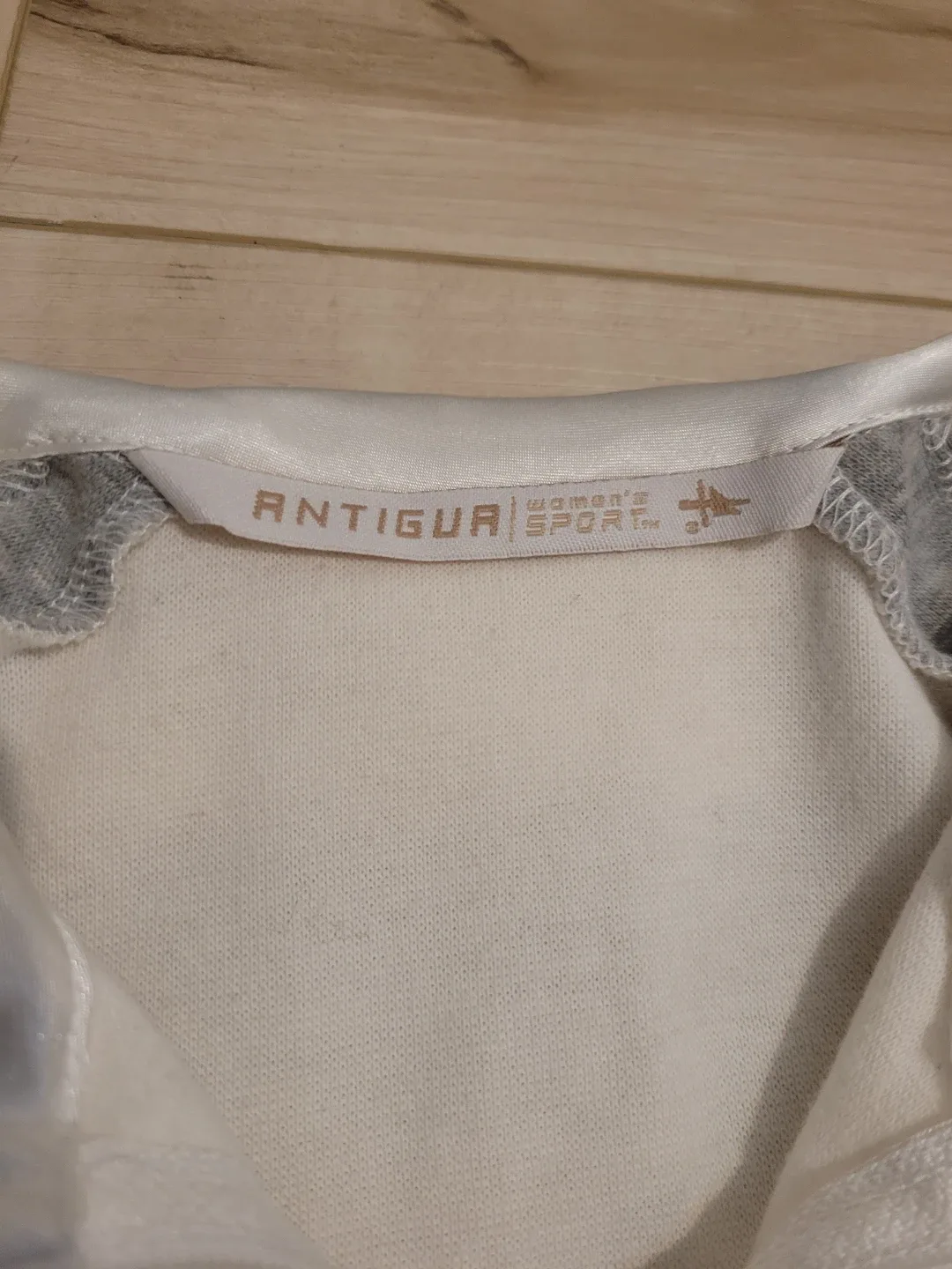 Antigua Women's Chicago Cubs Sweatshirt Size S image indicator(3)