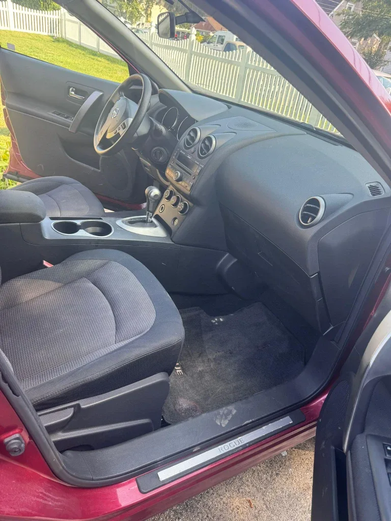 Nissan Rogue - Red SUV image indicator(3)