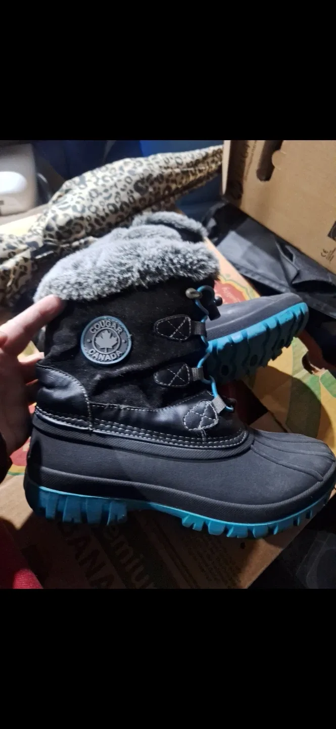 Sorel an Columbia girl winter boots image indicator(3)