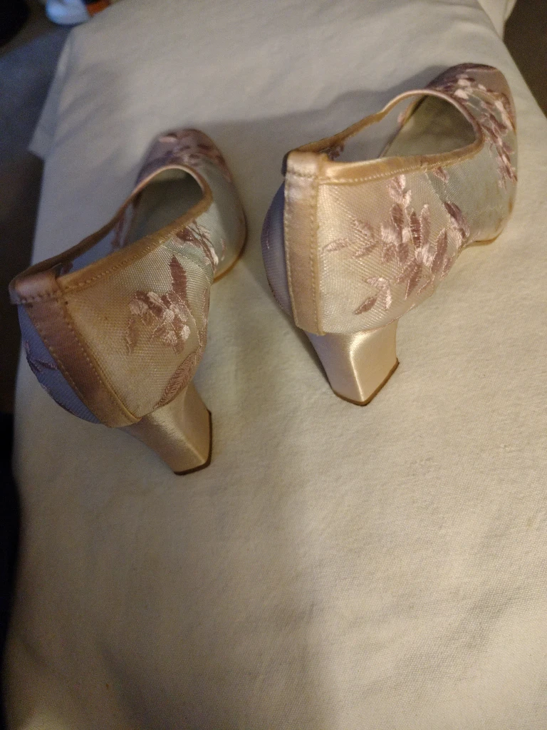 John Taylor Ice Pink Embroidered Mesh Heels - Size 6.5 - photo 3