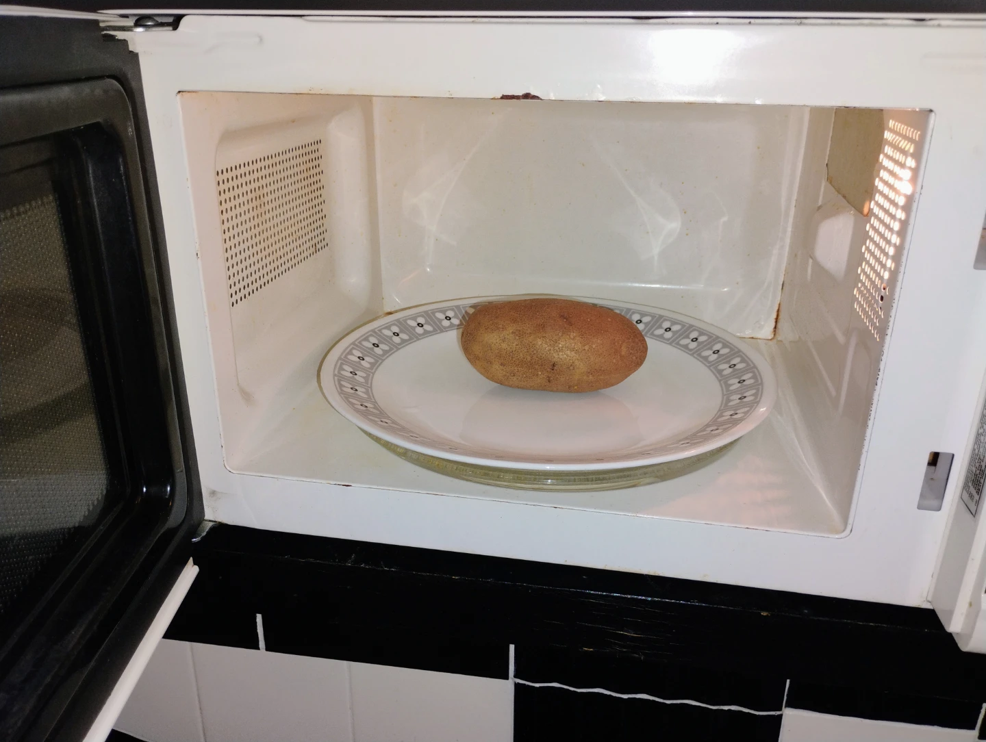 Recently DEEPCLEANED Danby Designer Microwave Oven - photo 4