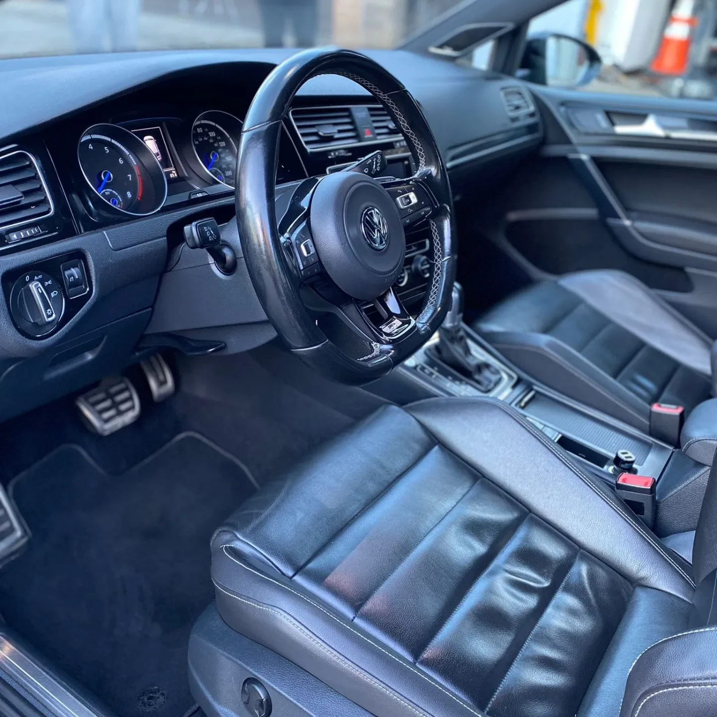 Black Volkswagen Golf R image indicator(9)