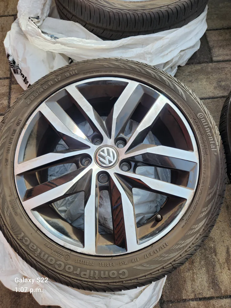 Volkswagen Wheel with All-Season Continental Tires 225/45 R17 image indicator(5)