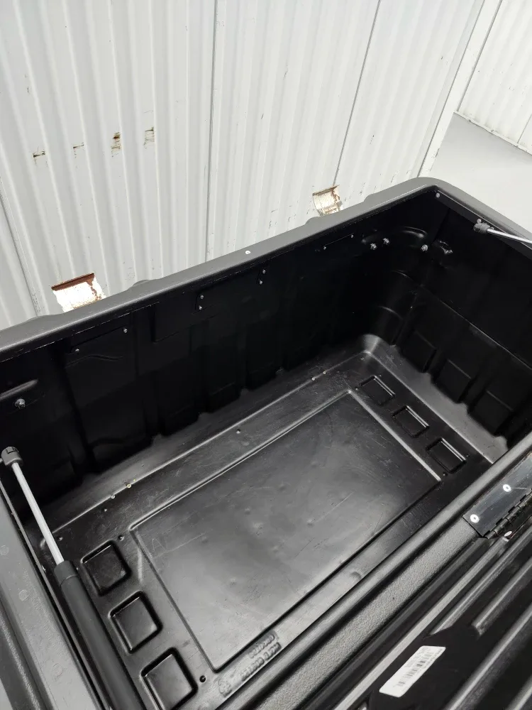 Large Storage bin / Husky Job Box with Master locks image indicator(6)