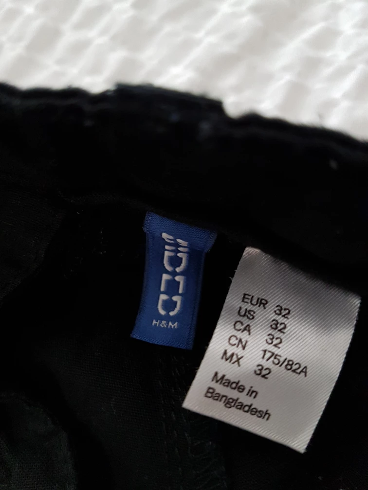 H&M Divided Black Shorts - Size 32 - photo 2