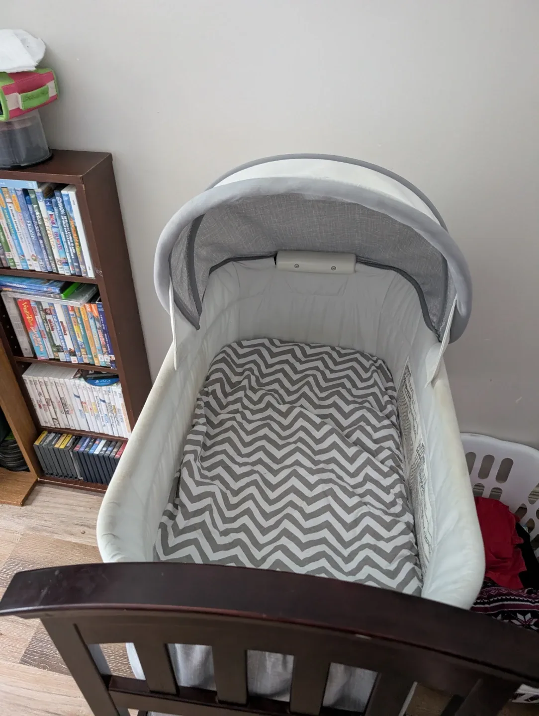 Bassinet - Brown & White image indicator(2)